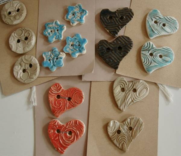 - a Ceramic by Heather Hunt, measuring 4 x 4 cm (H x W) £5